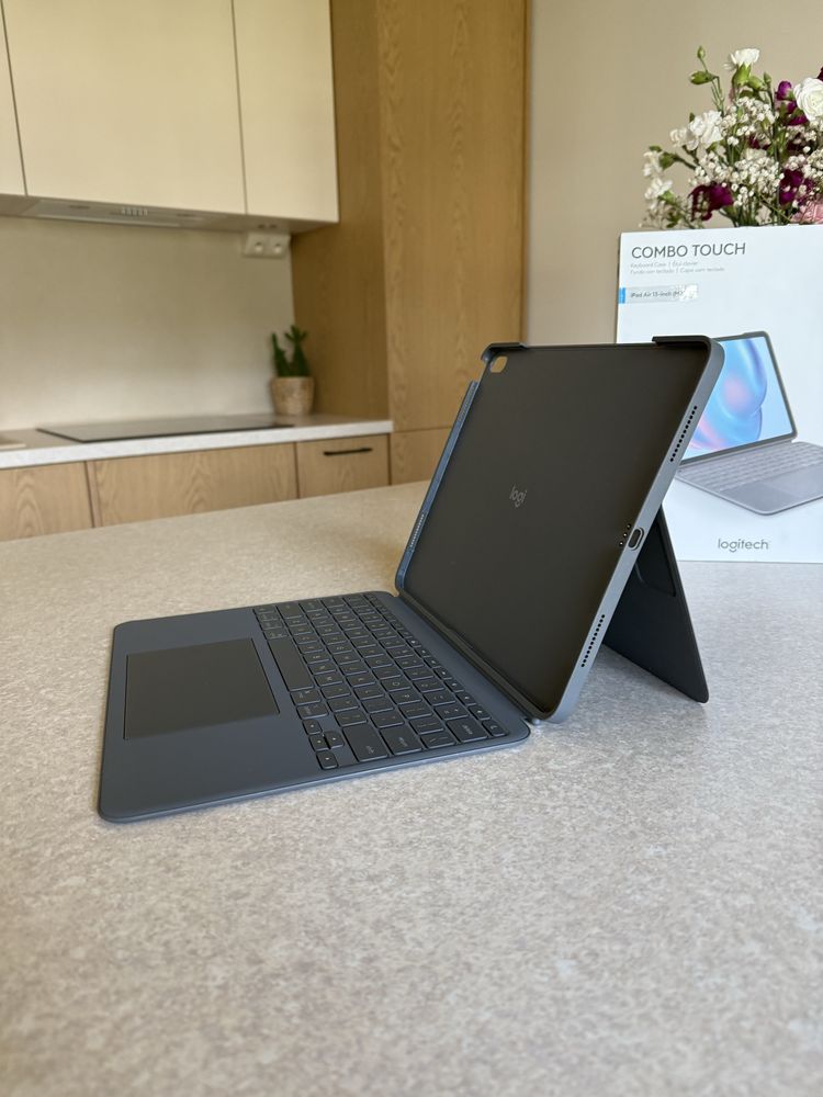 Logitech Combo Touch – Klawiatura z etui do iPad Air 13” (M2) m3