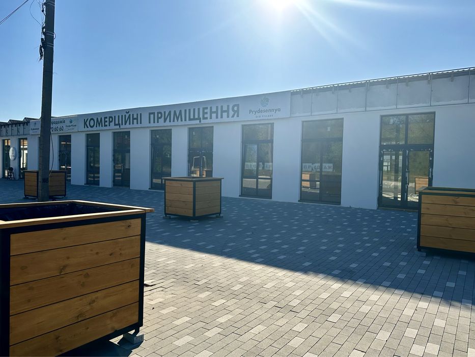 Приміщення під ваш бізнес. Вʼїзд в котеджне містечко.