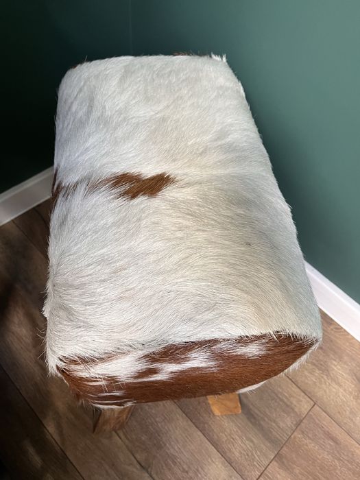 Ryczka koziolek krzeselko na drewnianych nogach koziolek