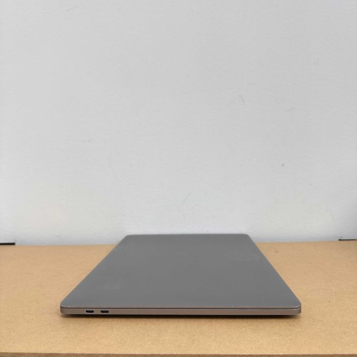 MacBook Pro 15 2017 { i7 | 16gb | 512 ssd | AMD 555x-2gb} 82910SV
