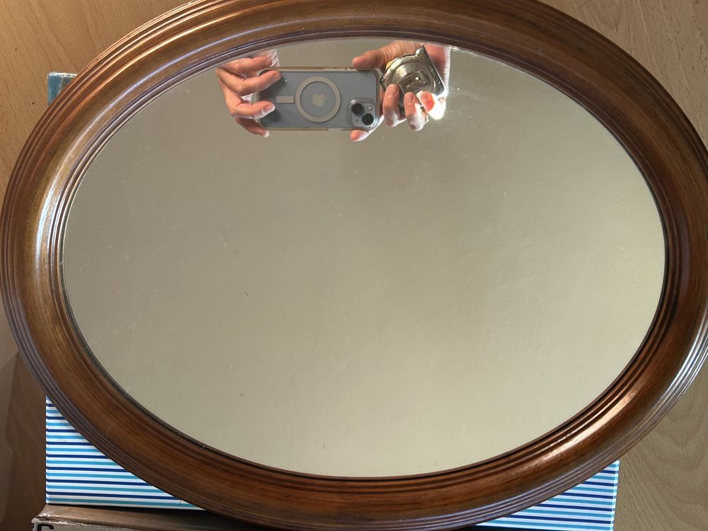 Espelho oval com moldura em madeira