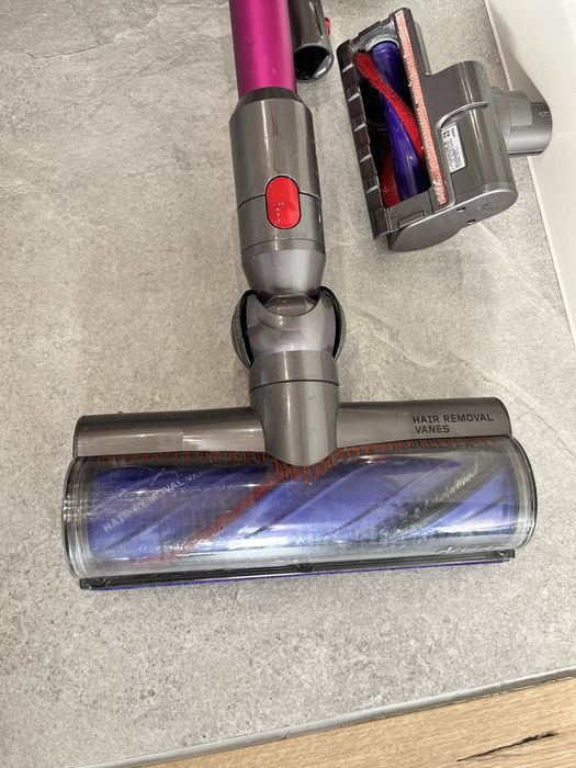 Odkurzacz pionowy Dyson V10 Cyclone Fuksja