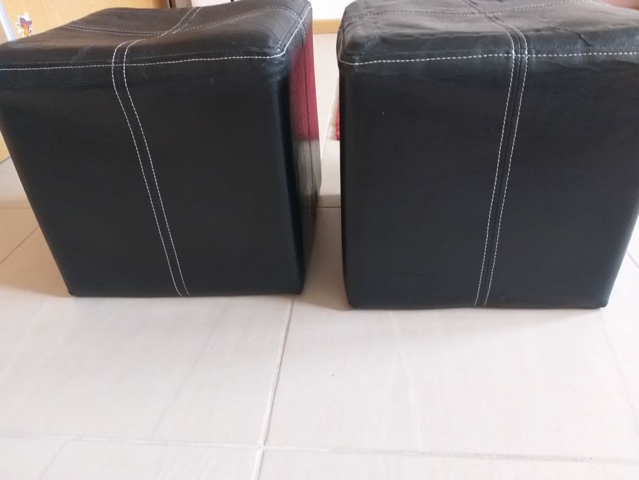 Dois Pufs pretos tipo banco