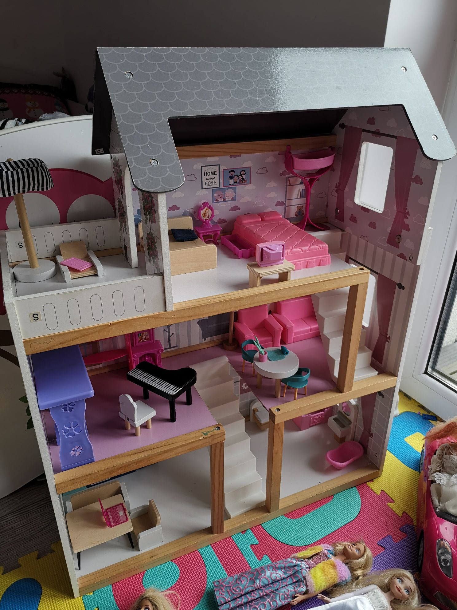 Drewniany domek dla lalek z mebelkami, 14 Barbie 2 Keny, Auto i Szafa