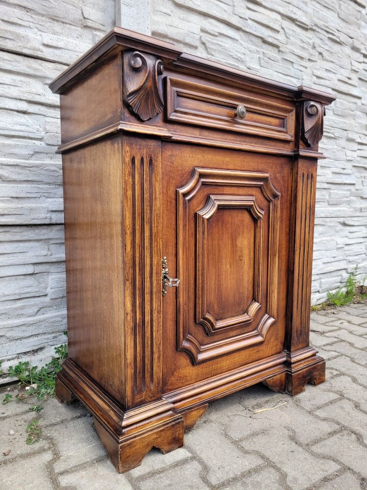 Elegancka komoda Ludwikowska.