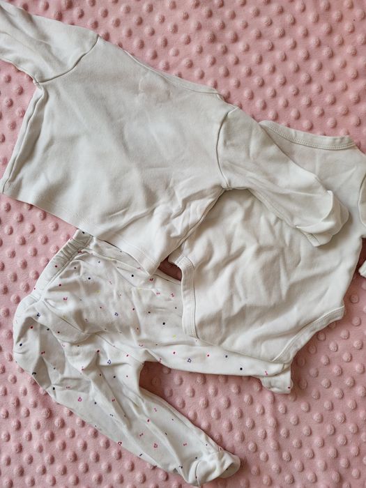 Komplet niemowlęcy z body kopertowym