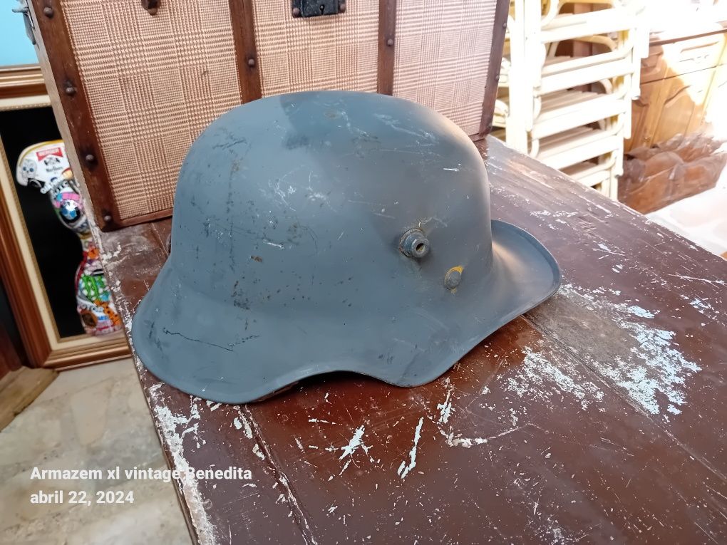 Um capacete militar estilo alemã