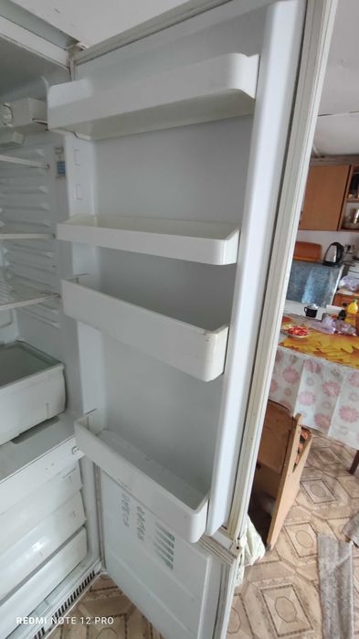 Двухкамерный холодильник Ariston 182 cм в рабочем состоянии. Встройка