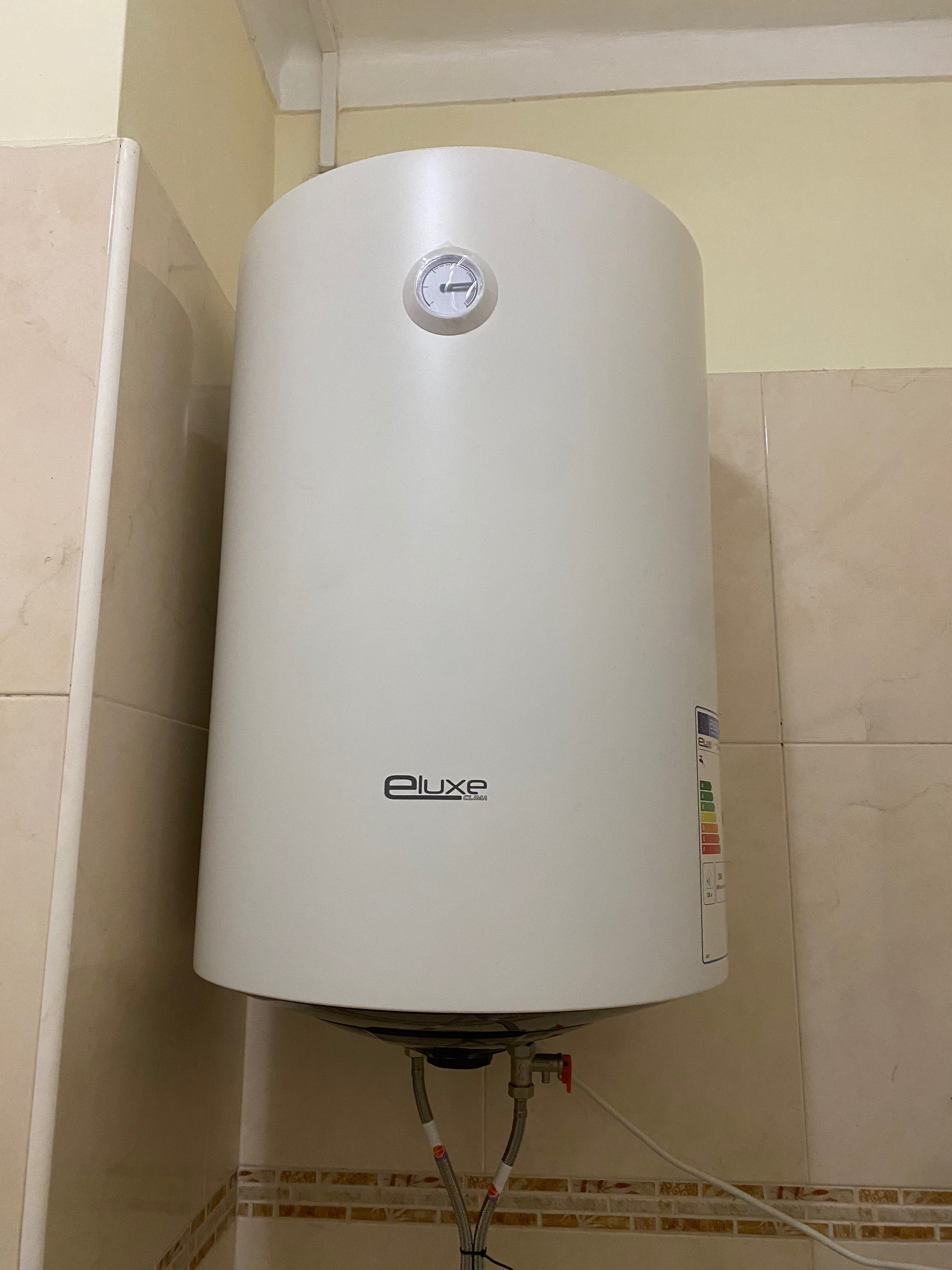 Frigorífico, máquina de roupa (p), fogão gás natural e termoacumulador