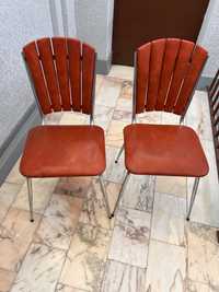 Duas cadeiras vintage em laranja