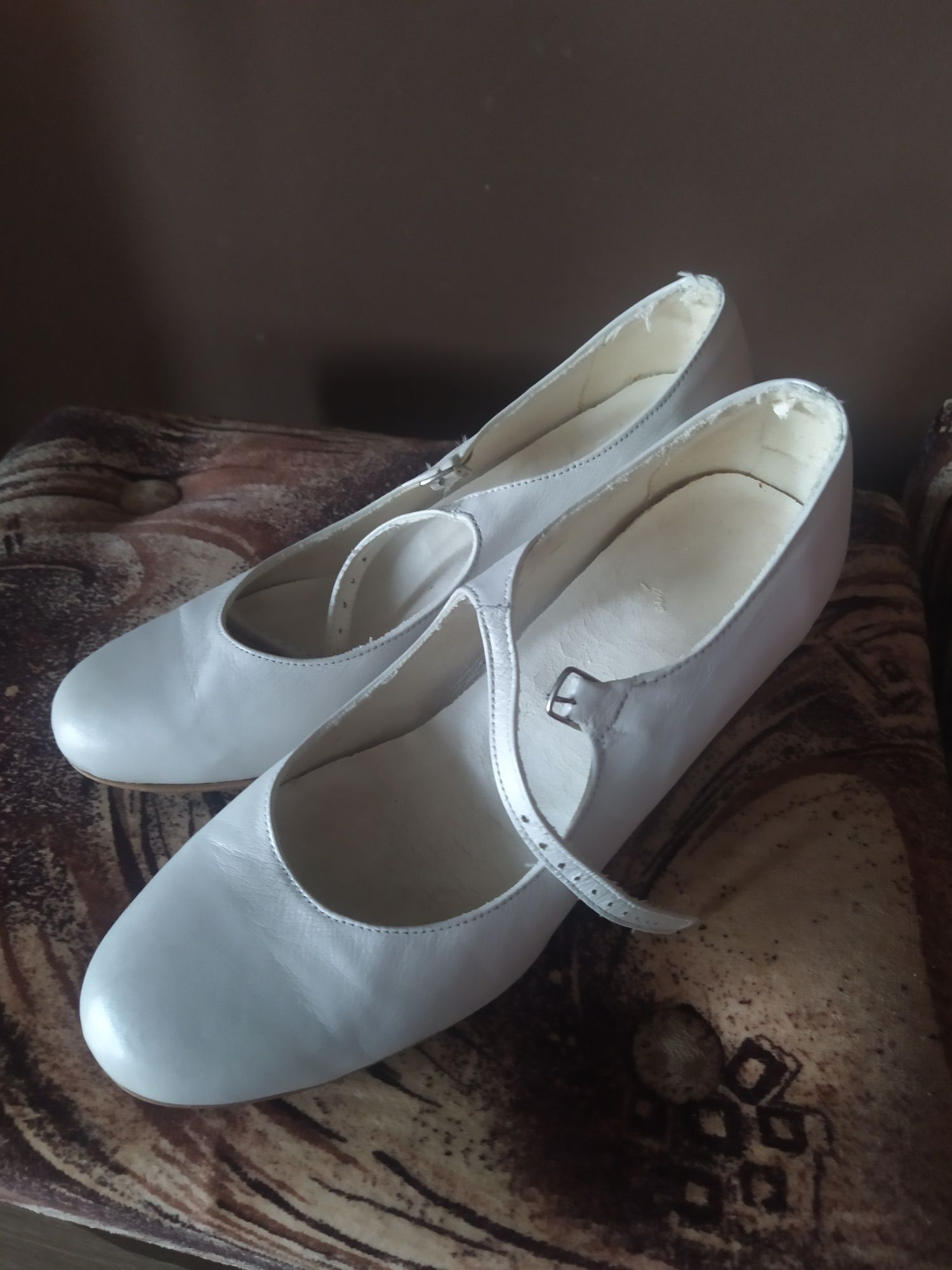 Buty 36 skórzane białe czółenka na obcasie do ślubu