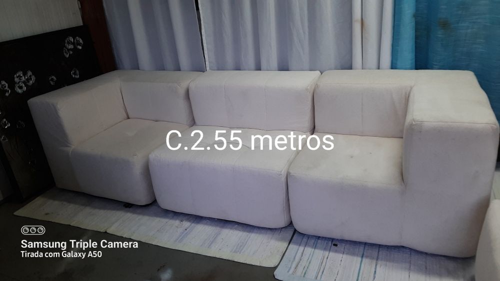 Sofa na caixa. Beje