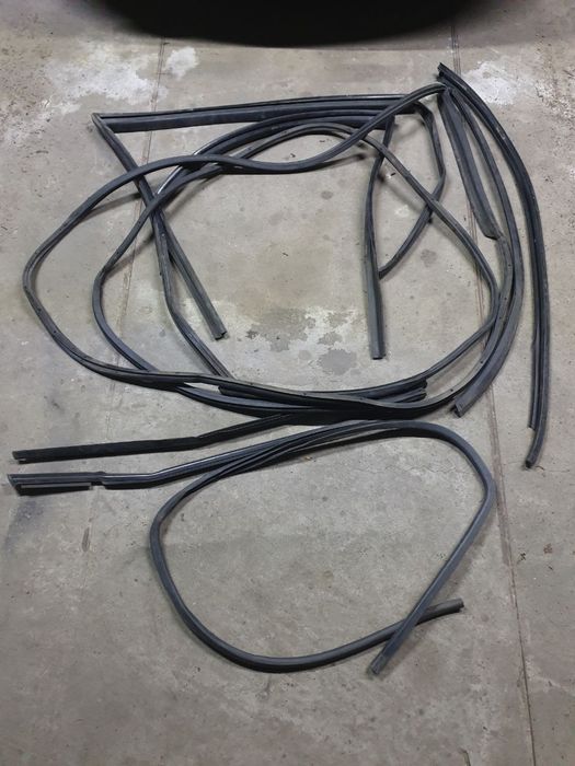 Продам дверные  б/у уплотнители Ланос