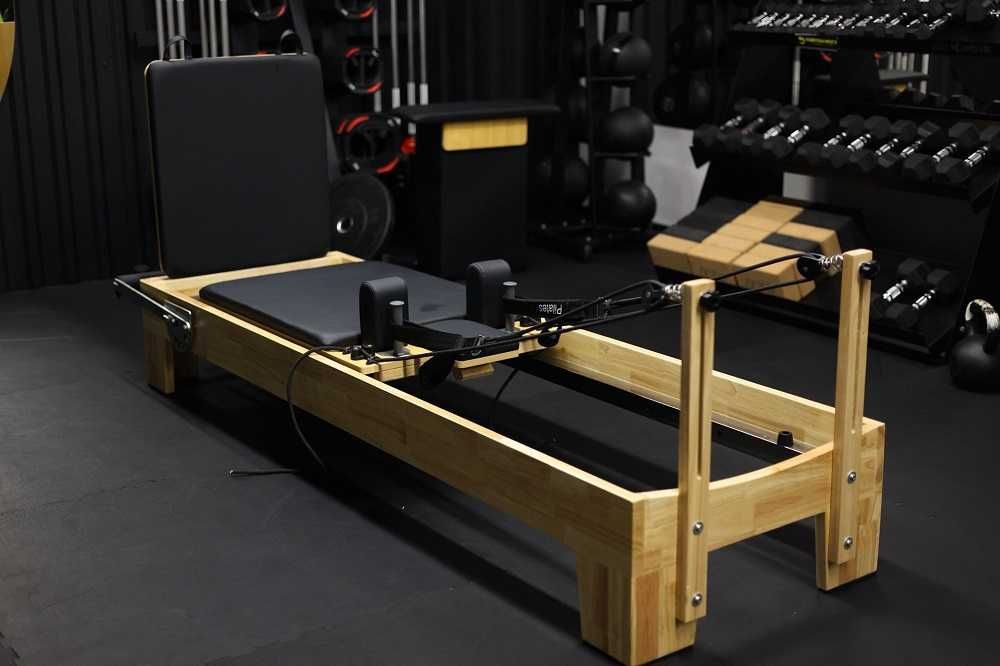 Reformer Pilates z drewna dębowego – profesjonalne łóżko Pilates
