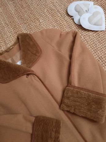 Elegancki zimowy płaszcz w kolorze nude / kamel