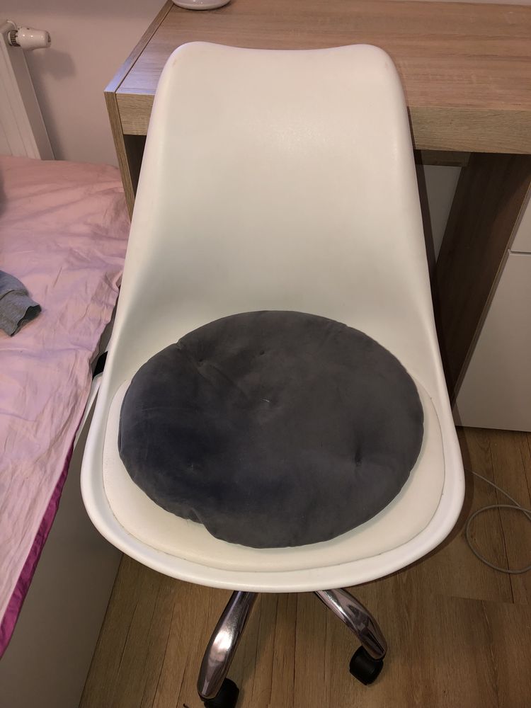 biurko+krzeslo z poduszka+lampka