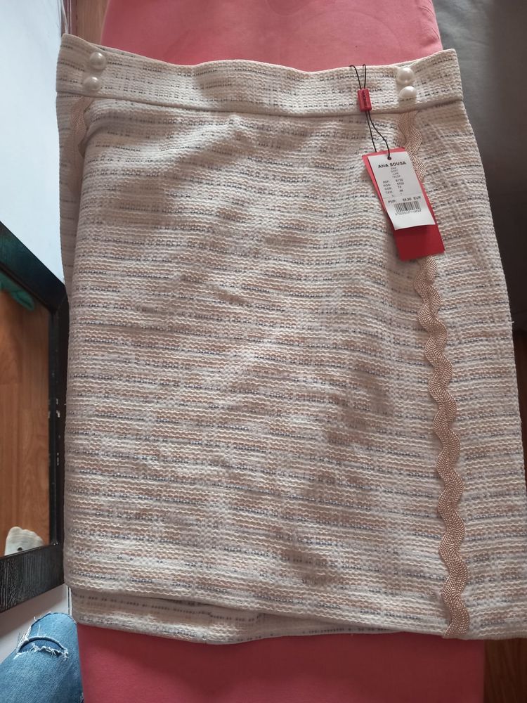 Vendo um conjunto de blezer e saia  novo com etiqueta ..