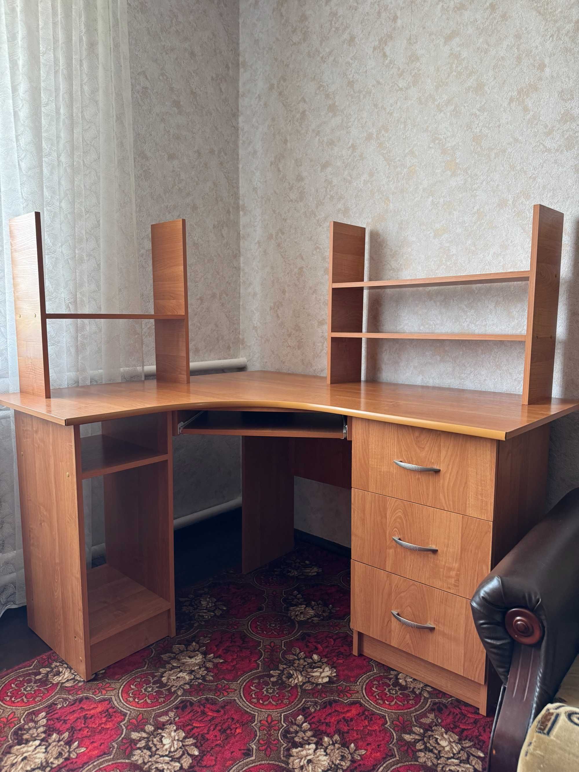 Комп'ютерний стіл