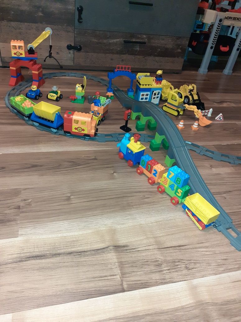 Pociąg elektryczny Lego Duplo 10508, plac budowy, pociąg z cyferkami