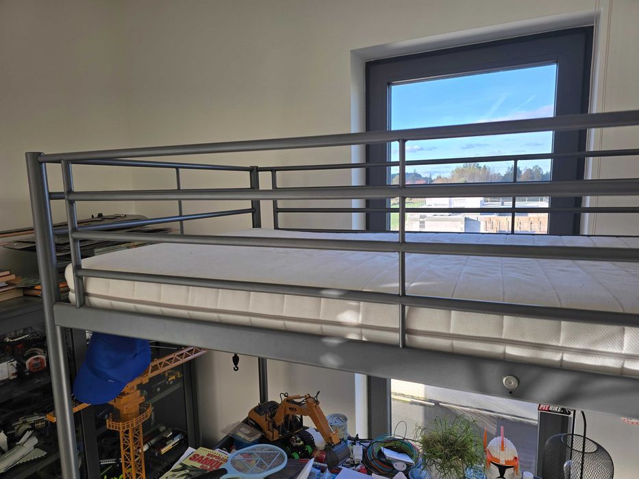 Łóżko piętrowe IKEA Svarta + biurko + materac stan BDB