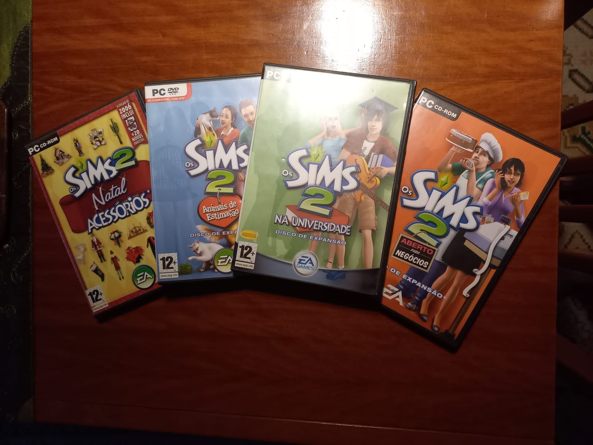 The Sims 2 + 4 Expansões