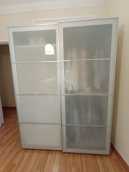 Roupeiro IKEIA PAX branco com portas deslizantes