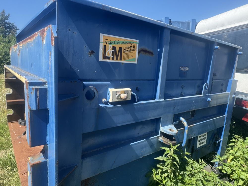 Kontener do makulatury z prasa