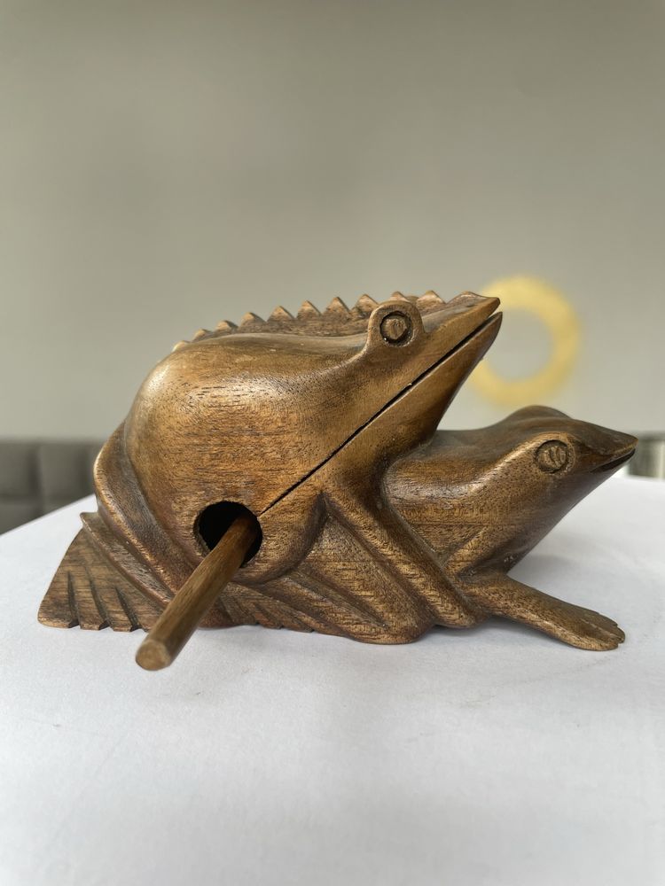 Żabki drewno instrument