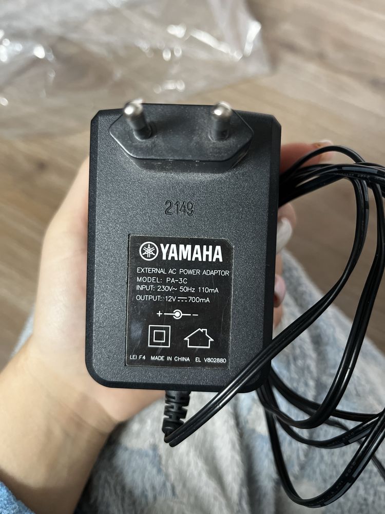 Синтезатор YAMAHA , PSR-F52