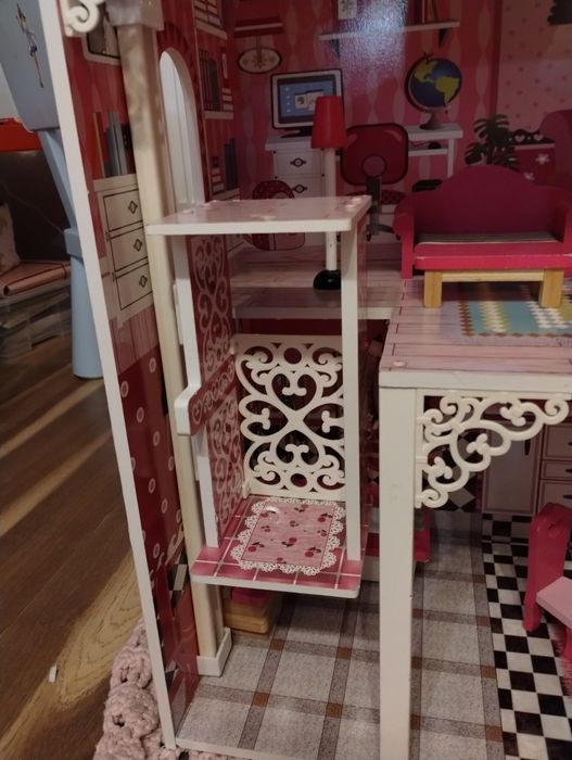 Drewniany domek dla lalek z mebelkami i światełkami