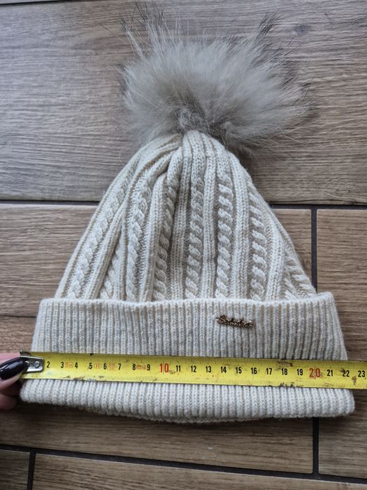 Beżowa czapka zimowa z pomponem