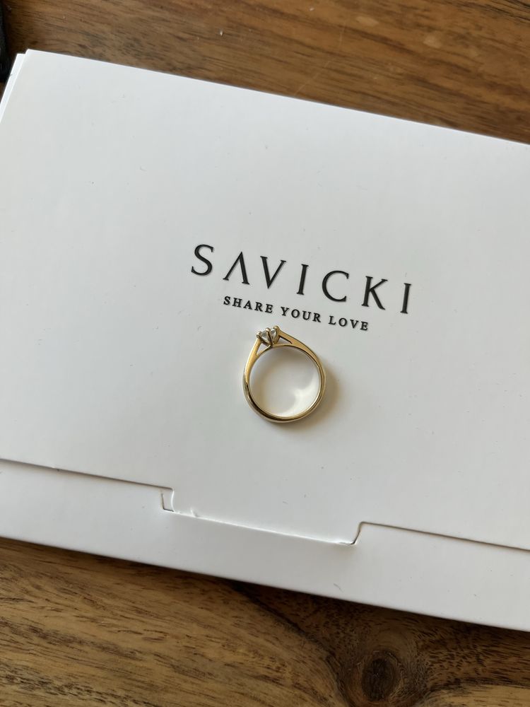 Pierscionek Savicki z diamentem
