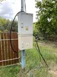 Słup + kable. Skrzynka elektryczna budowlana z rozdzielnia RB