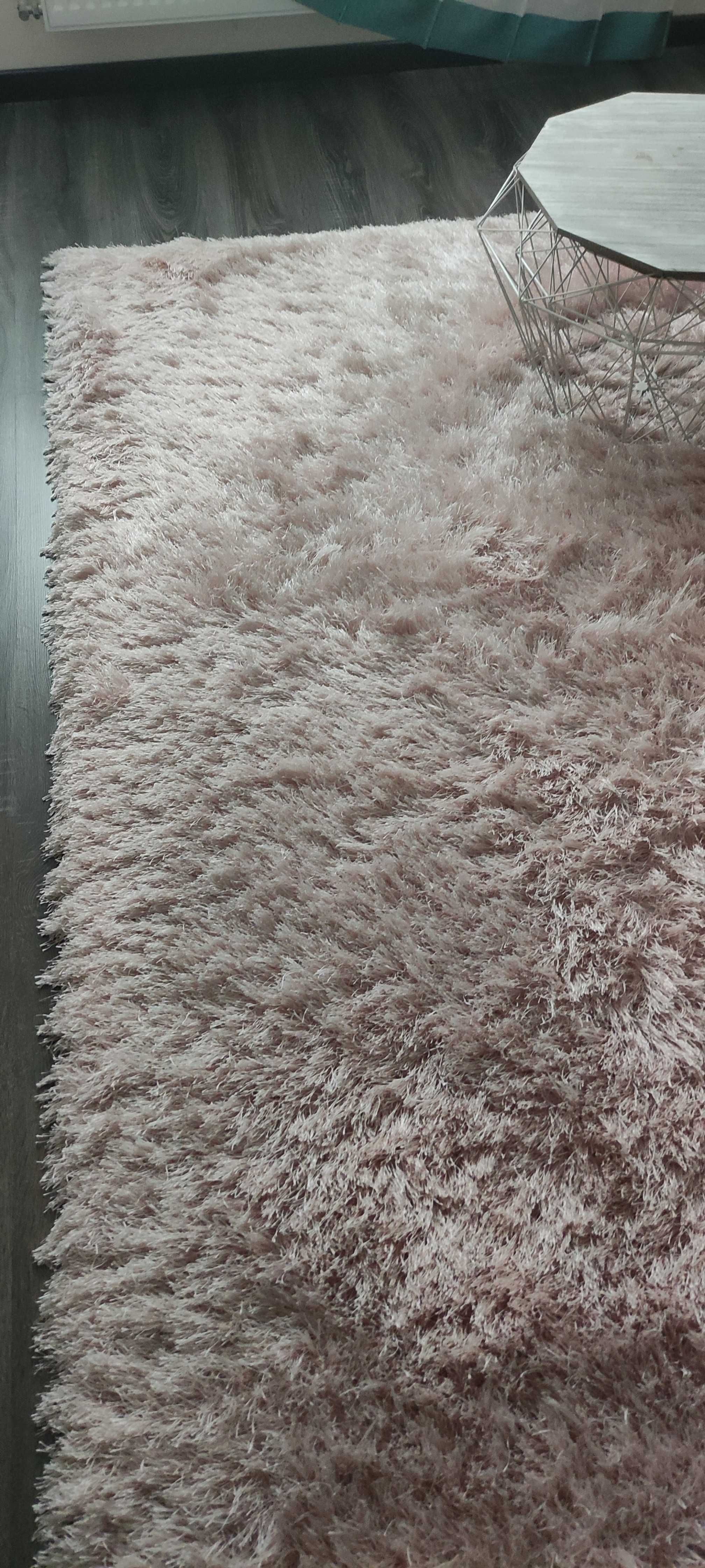 Różowy dywan z włosem