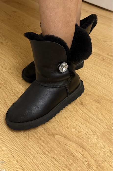 Продам УГГІ натур шкіра розмір 39