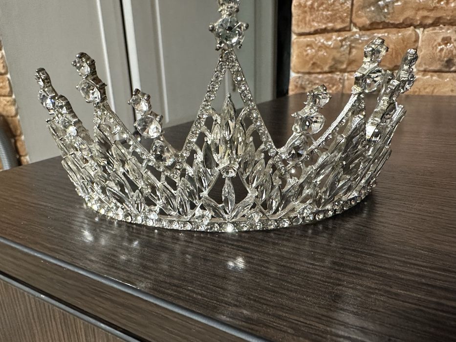 Корона, діадема дуже гарна з камінням