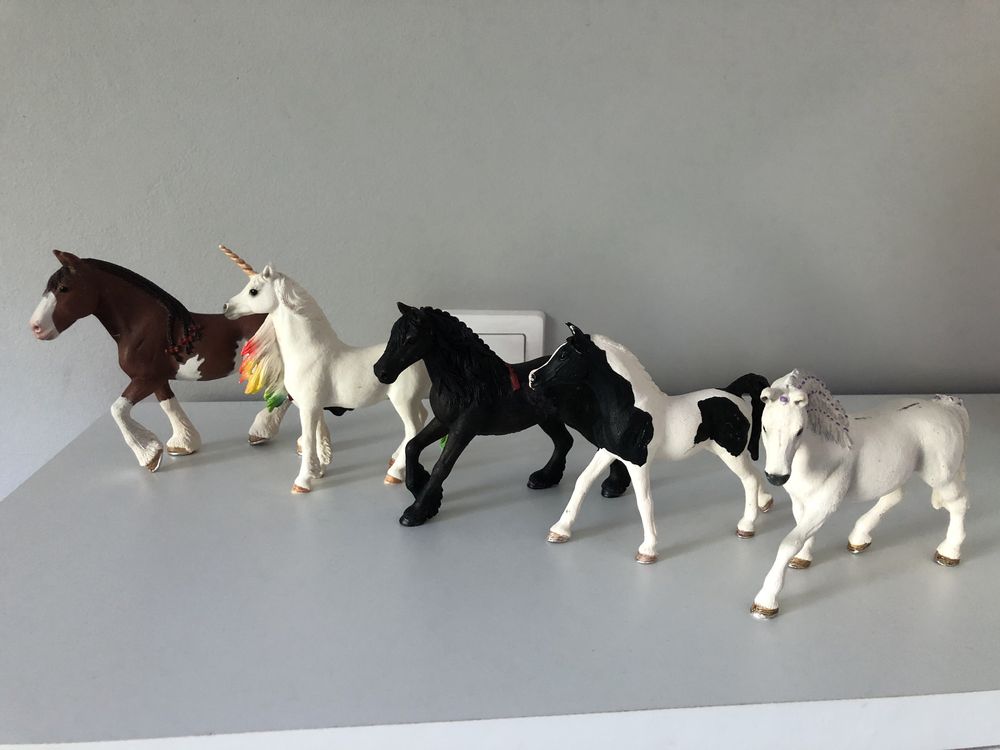 Zestaw konikow firmy Schleich + rekin i kurka