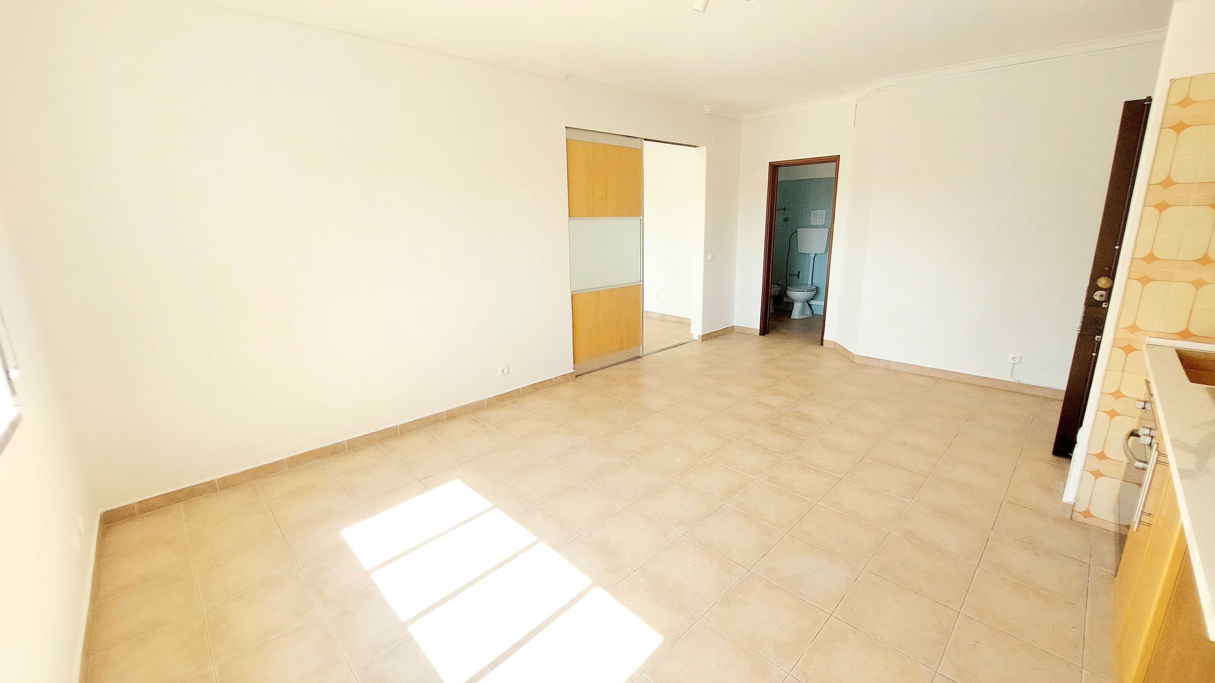 Luminoso T1 na Parede com vista para jardim - Arrendamento