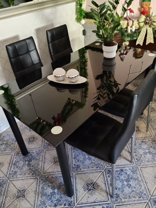 Mesa de jantar e 4 cadeiras