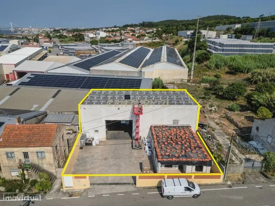 Moradia para restaurar com Anexo Multiusos equivalente a armazém a 4km