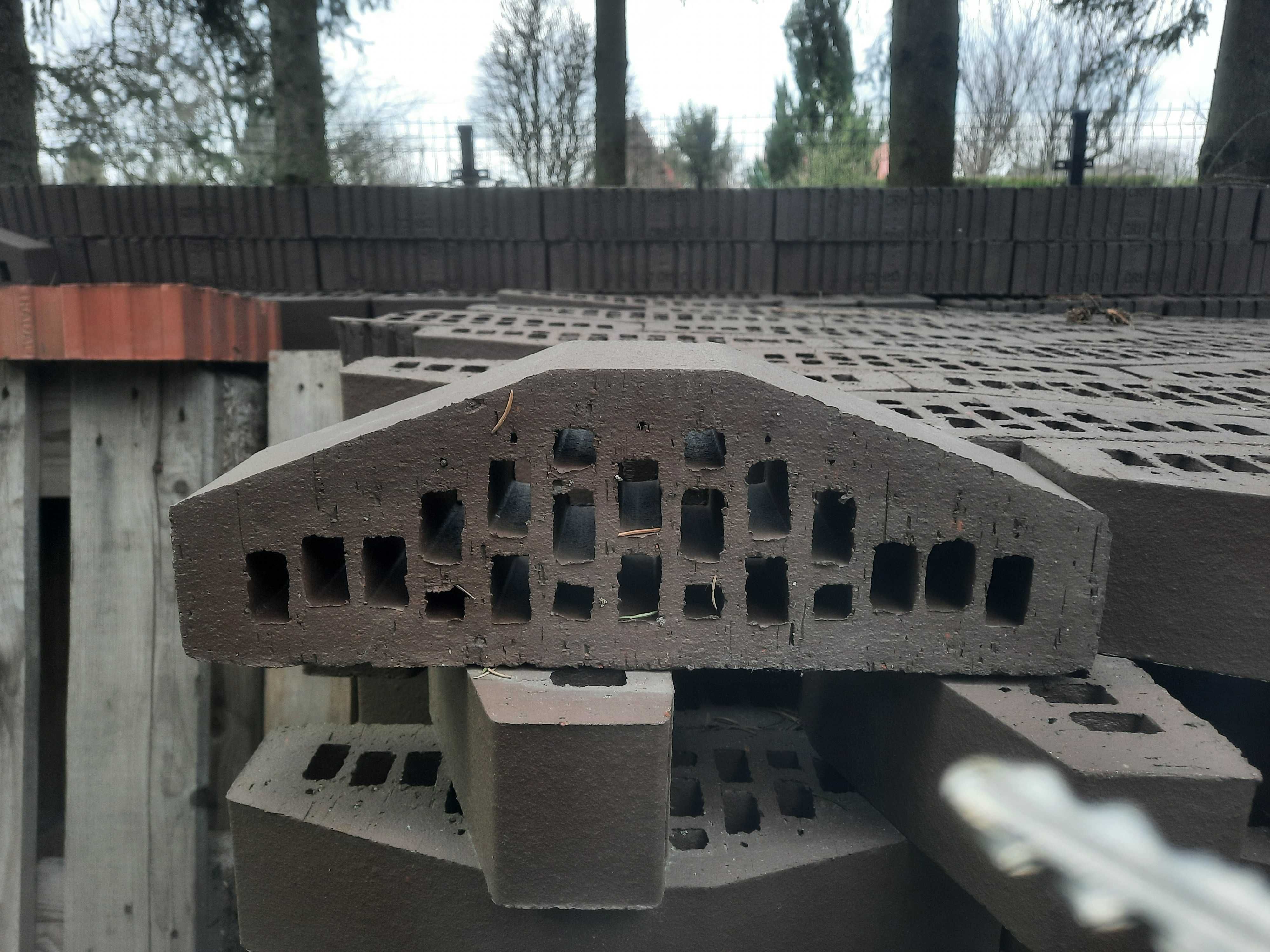 Cegła klinkierowa brązowa architektoniczna h=13 cm, daszki.