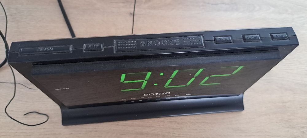 Radiobudzik sieciowy z podświetlanym wyświetlaczem sonic