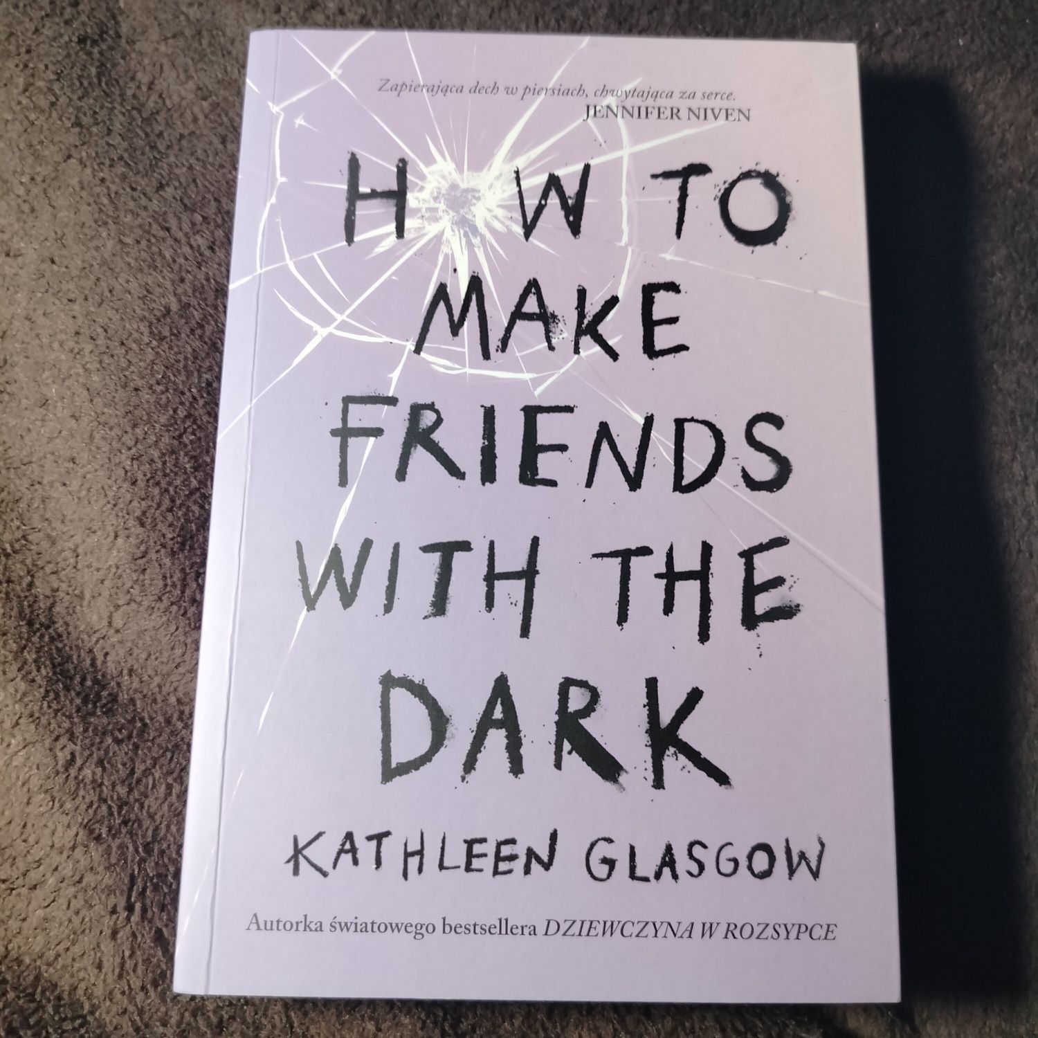 Książka How to make friends with the dark - po polsku