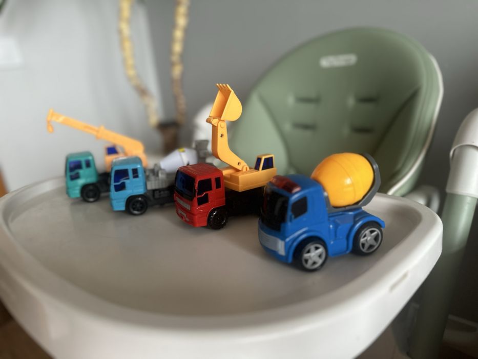Іграшкові машинки пластикові