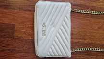 Torebka wieczorowa Guess tupu chanelka beżowa na łańcuszku crossbody