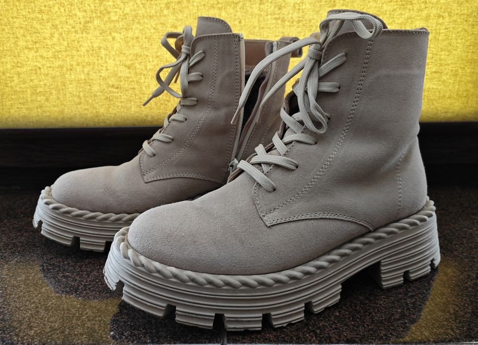 Бежеві замшеві чоботи