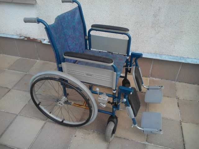 Wózek inwalidzki z podpurkami na nogi podnoszone.