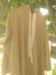 Vestido com capuz com a bainha com renda e em volta do pescoço também