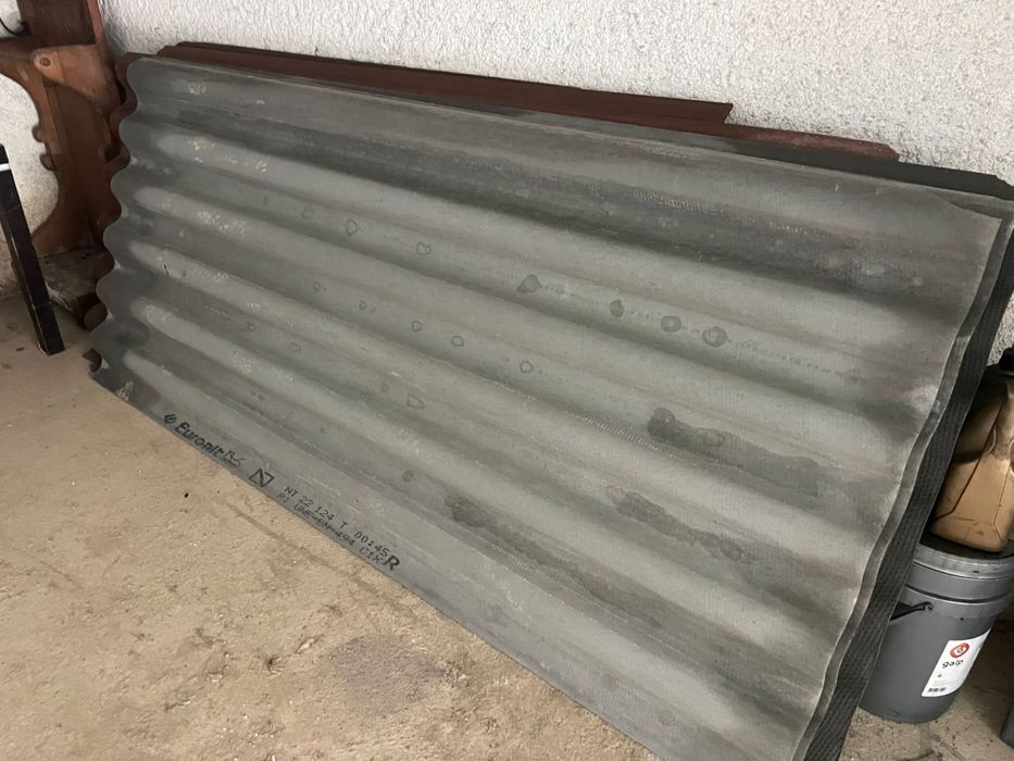 Vendo telha preta e avermelhada