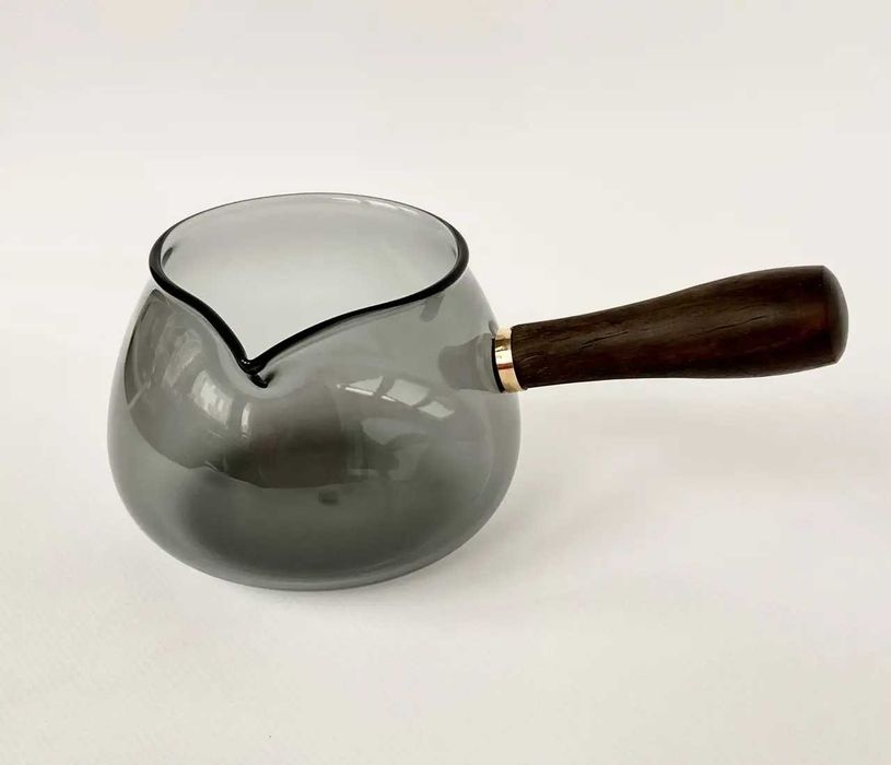 Скляна чаша з носиком і дерев’яною ручкою, із затемненим склом, 380 мл